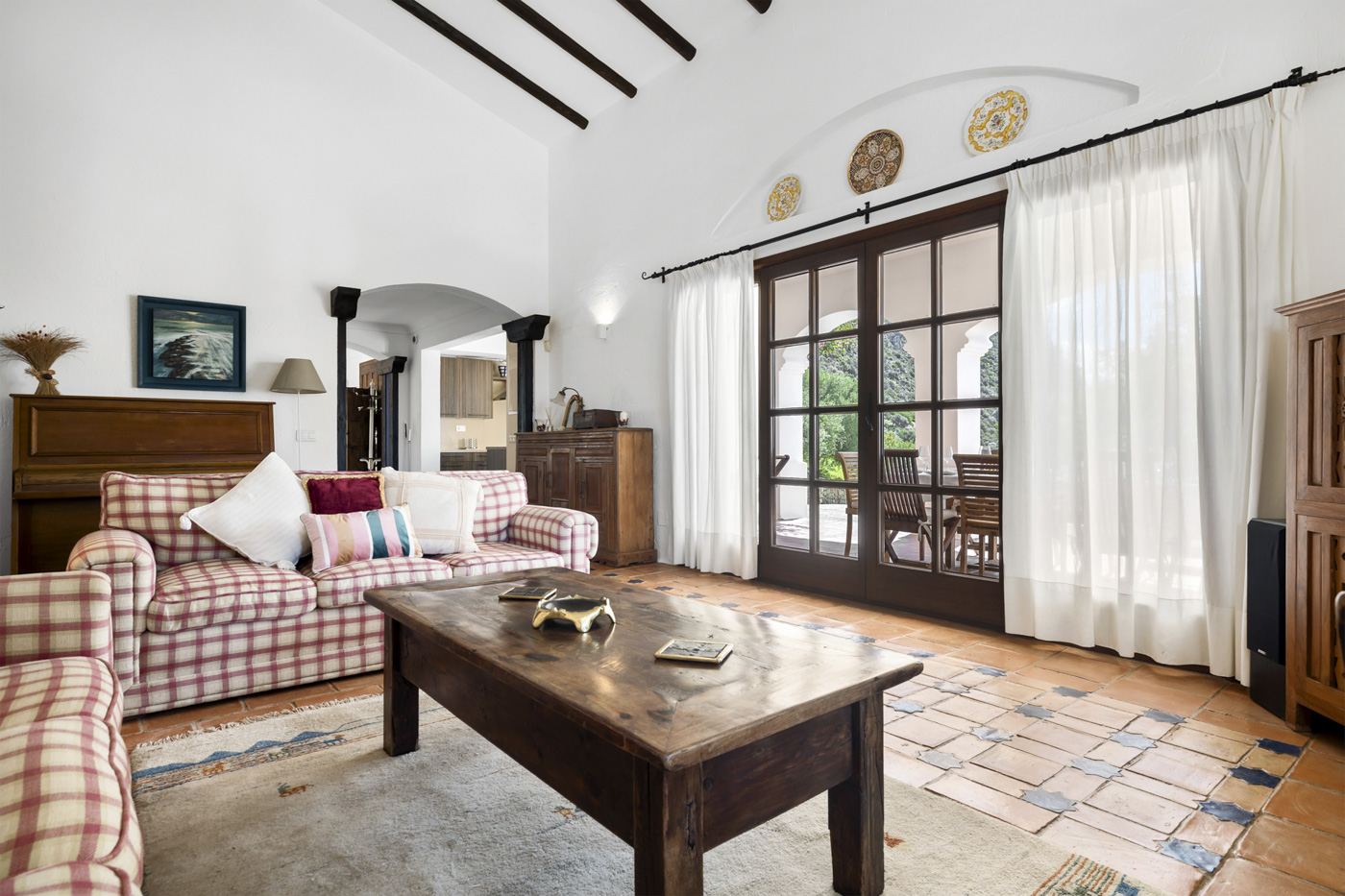 Salón con acceso a porche amueblado